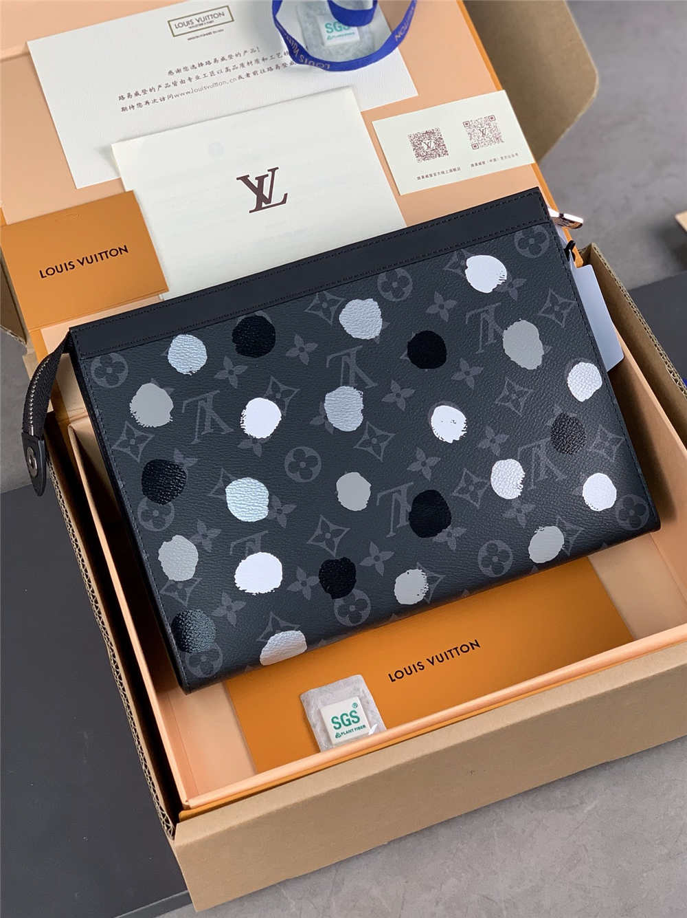 Louis Vuitton M81934 LV X YK POCHETTEVOYAGE 26cmx20cm 2025 new 